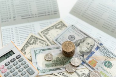 Kişisel finansal planlama konsepti. Banka hesap defterinde dolar parası ve hesap makinesi var..