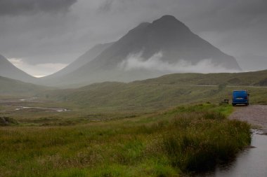 Glencoe, İskoçya 'daki Buachaille Etive Mor' da bir karavan.