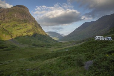 Glencoe, İskoçya 'daki The Three Sisters' da karavan parkı.