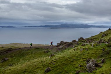 Dağcılar, Skye Adası 'ndaki Fırtına Dağı' nın Yaşlı Adamı 'nda.