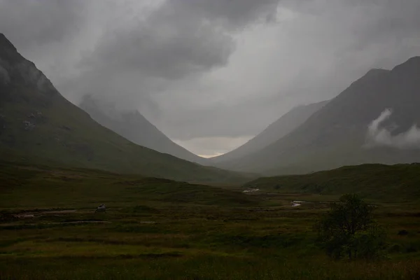 Liten Vit Stuga Vid Foten Buachaille Etive Mor Glencoe Skottland — Stockfoto
