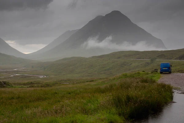 Een Camper Aan Voet Van Buachaille Etive Mor Glencoe Schotse — Stockfoto