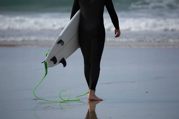 Surfista Com Fato Mergulho Preto Uma Prancha Branca Nas Areias — Fotografia de Stock