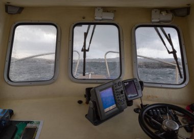 Yağmurlu bir günde Galiçya, Arousa nehrinde küçük bir balıkçı teknesinin kulübesi.