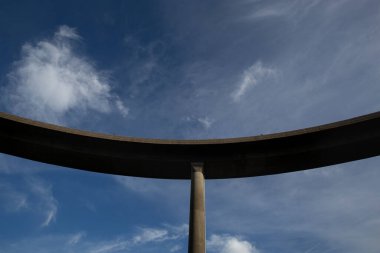 Çifte viyadük ve mavi gökyüzü. Teis, Vigo 'daki AP9 otoyolunun viyadük görüntüleri. pontevedra
