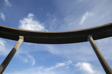 Çifte viyadük ve mavi gökyüzü. Teis, Vigo 'daki AP9 otoyolunun viyadük görüntüleri. pontevedra