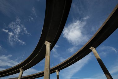 Çifte viyadük ve mavi gökyüzü. Teis, Vigo 'daki AP9 otoyolunun viyadük görüntüleri. pontevedra