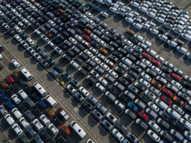 Vigo limanındaki bir otoparka park edilmiş yeni arabalar yüklenecek ve dünyanın dört bir yanına gönderilecek. Vigo 'daki PSA fabrikasından arabalar.
