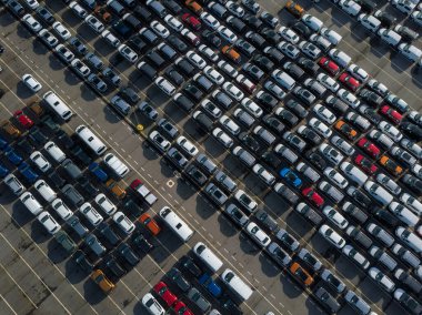Vigo limanındaki bir otoparka park edilmiş yeni arabalar yüklenecek ve dünyanın dört bir yanına gönderilecek. Vigo 'daki PSA fabrikasından arabalar.