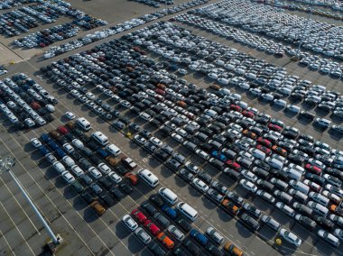 Vigo limanındaki bir otoparka park edilmiş yeni arabalar yüklenecek ve dünyanın dört bir yanına gönderilecek. Vigo 'daki PSA fabrikasından arabalar.