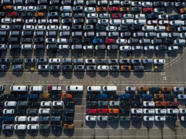 Vigo limanındaki bir otoparka park edilmiş yeni arabalar yüklenecek ve dünyanın dört bir yanına gönderilecek. Vigo 'daki PSA fabrikasından arabalar.
