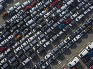 Vigo limanındaki bir otoparka park edilmiş yeni arabalar yüklenecek ve dünyanın dört bir yanına gönderilecek. Vigo 'daki PSA fabrikasından arabalar.