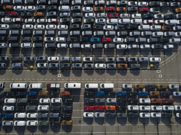 Vigo limanındaki bir otoparka park edilmiş yeni arabalar yüklenecek ve dünyanın dört bir yanına gönderilecek. Vigo 'daki PSA fabrikasından arabalar.