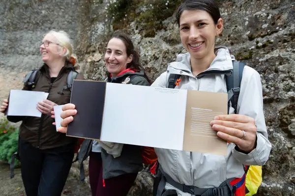 Üç hacı göçmen kimliklerini gösteriyor. Camino de Santiago Portekizcesi