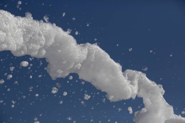 Mavi gökyüzünde beyaz köpük. Köpük partisi. çocuk oyunu