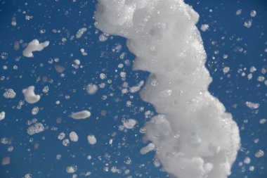 Mavi gökyüzünde beyaz köpük. Köpük partisi. çocuk oyunu