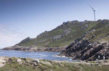 Cavo de O Roncudo, Corme, Ponteceso. Güneşli bir yaz günü. Yel değirmenleri. Galiçya