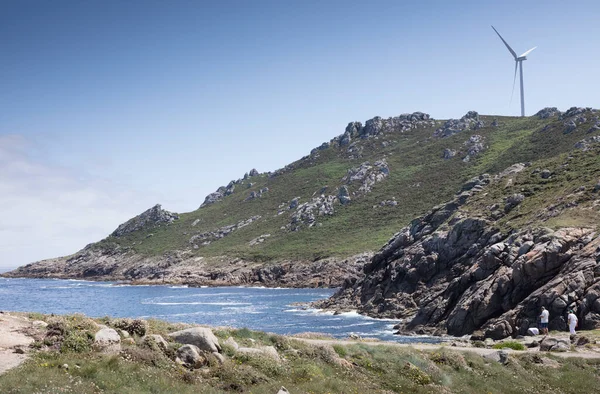 Cavo de O Roncudo, Corme, Ponteceso. Güneşli bir yaz günü. Yel değirmenleri. Galiçya