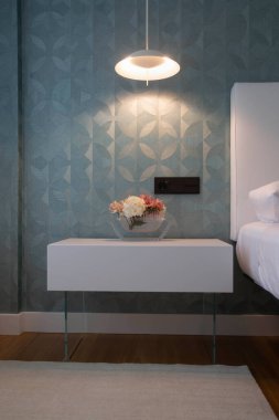 Cam bacaklı beyaz yatak odası masası, beyaz yatak odası, ahşap zemin, bej halı, mavi duvar kağıdı, beyaz lamba, retro, vintage