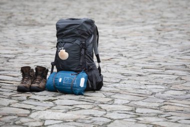 Camino de Santiago 'dan hacılar, hac yolculuklarını bitirdikleri için Plaza del Obradoiro' ya varırlar.