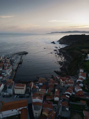Galiçya kıyısındaki Caion kasabasının havadan görünüşü. Laracha.