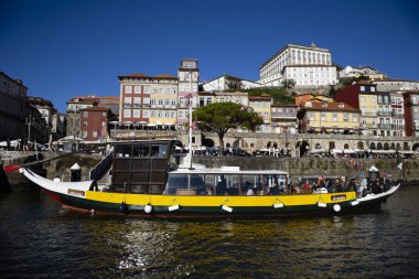 Güneşli bir günde Cais de Ribeira O Porto 'daki Douro Nehri' ndeki turist teknesi.