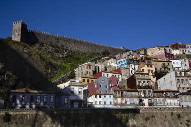 O Porto 'da Muralha Fernandina ve Gustavo Eiffel Caddesi' nin mavi gökyüzü güneşli bir günde manzarası