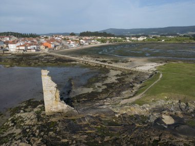 San Sadurninho Kulesi 'nin, San Tom Mahallesi' nin ve Cambados, Pontevedra 'daki San Sadurnio Köprüsü' nün havadan görüntüsü.
