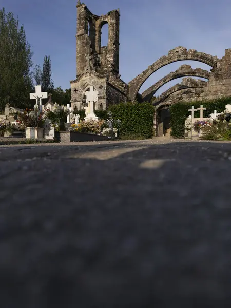 Cambados 'taki Sant Mary Dozo kilisesinin mezarlığı ve kalıntıları.