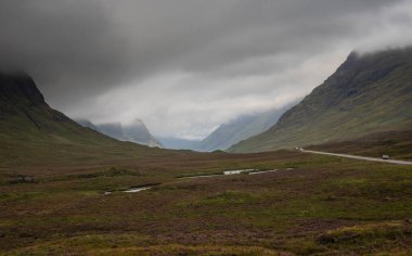 A82 yolu Ballachullish, İskoçya 'daki Glencoe Dağları' ndan geçiyor.