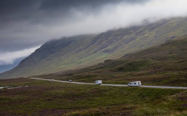 A82 yolundaki iki karavan Ballachullish, İskoçya 'daki Glencoe Dağları' ndan geçerken...