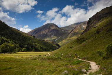 Steall şelalesinin yakınındaki Ben Nevis geçidini görüyorum. Ben Nevis Dağı