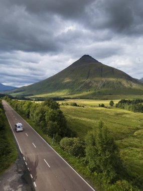 Dağlarla birlikte Orchy Köprüsü 'nden geçerken A82 yolunun havadan görüntüsü. İskoçya
