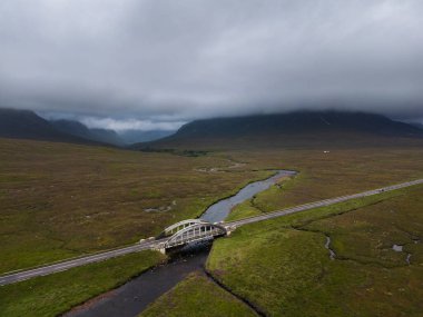 Glencoe, Ballachullish, İskoçya 'daki A82 yolu ve Etive Nehri Etive Köprüsü' nün havadan görüntüsü.