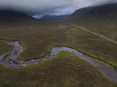 Glen Etive, Glencoe 'dan geçerken A82 yolunun ve Etive Nehri' nin havadan görüntüsü. Ballachullish, İskoçya İskoçya