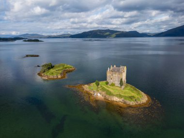 Appin, İskoçya 'daki Stalker Castle ve Linnhe Gölü' nün hava manzarası.