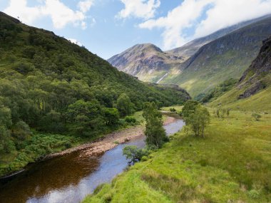 Glen Nevis 'teki Nevis Nehri' nin Suyu manzarası ve arka planda Ben Nevis dağı. İskoç dağları