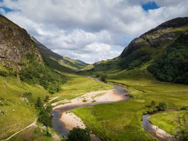 Glen Nevis 'teki Nevis Nehri' nin Suyu manzarası ve arka planda Ben Nevis dağı. İskoç dağları