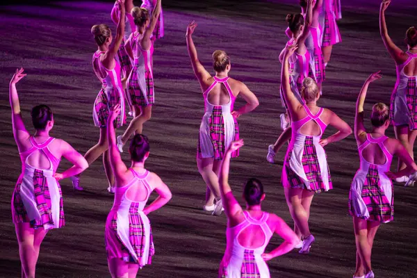 İskoçyalı dansçılar Edinburgh, İskoçya 'daki Kraliyet Askeri Tatoo bando festivalinde gösteri yaptılar.