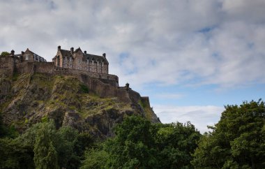 Mavi gökyüzü ve bulutlu Edinburgh Kalesi manzarası