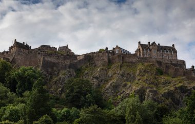 Mavi gökyüzü ve bulutlu Edinburgh Kalesi manzarası