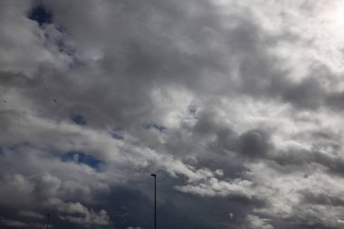 Beyaz bulutlu bulutlu bir gökyüzü ve mavi gökyüzü olan bulutsuz bir bölge.