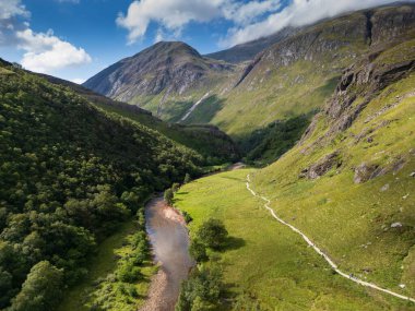 Ben Nevis Dağı 'ndaki Çelik Şelale yakınlarındaki Nevis Nehri' nin Uçan Manzarası.