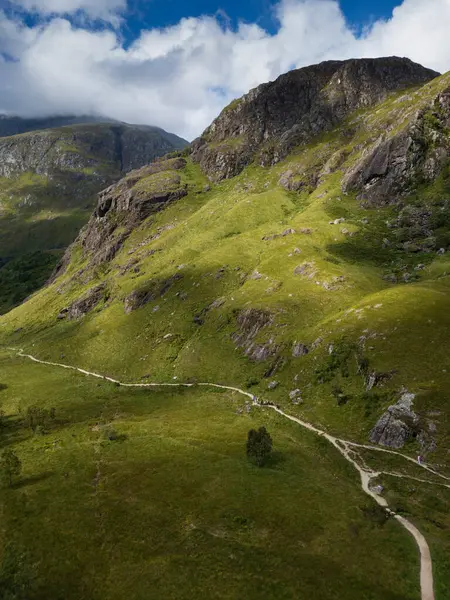 Ben Nevis Dağı 'ndaki Çelik Şelale yakınlarındaki Nevis Nehri' nin Uçan Manzarası.