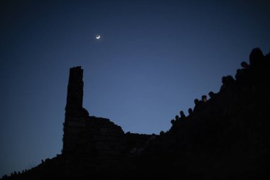 Nosa Senhora da Lanzada, Sanxenxo 'nun harabelerinde geceleri turist silueti.