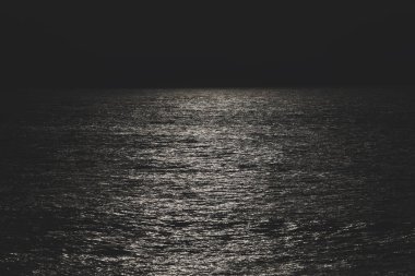 Dalgalar, gün batımında deniz suyu, gün batımında deniz suyunda güneş ışığı.