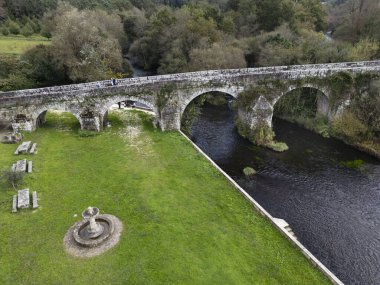 Ortaçağ kökenli Ponte Ledesma köprüsünün Boqueixon 'daki Ulla nehri üzerindeki havadan görünüşü, A Corunha ve Pontevedra eyaletleri arasındaki sınır.