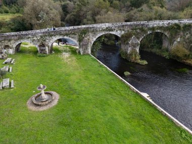 Ortaçağ kökenli Ponte Ledesma köprüsünün Boqueixon 'daki Ulla nehri üzerindeki havadan görünüşü, A Corunha ve Pontevedra eyaletleri arasındaki sınır.