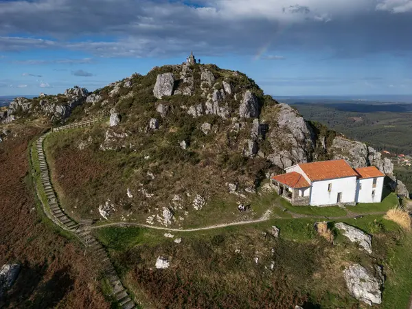 Pico Sacro Dağı 'nın ve Boqueixon, Galiçya' daki San Sebastian del Pico Sacro Şapeli 'nin hava manzarası.