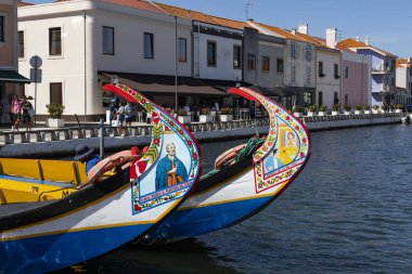 Portekiz 'deki Aveiro kanalında Moliceiros tekneleri. Cais dos Mercanteis.